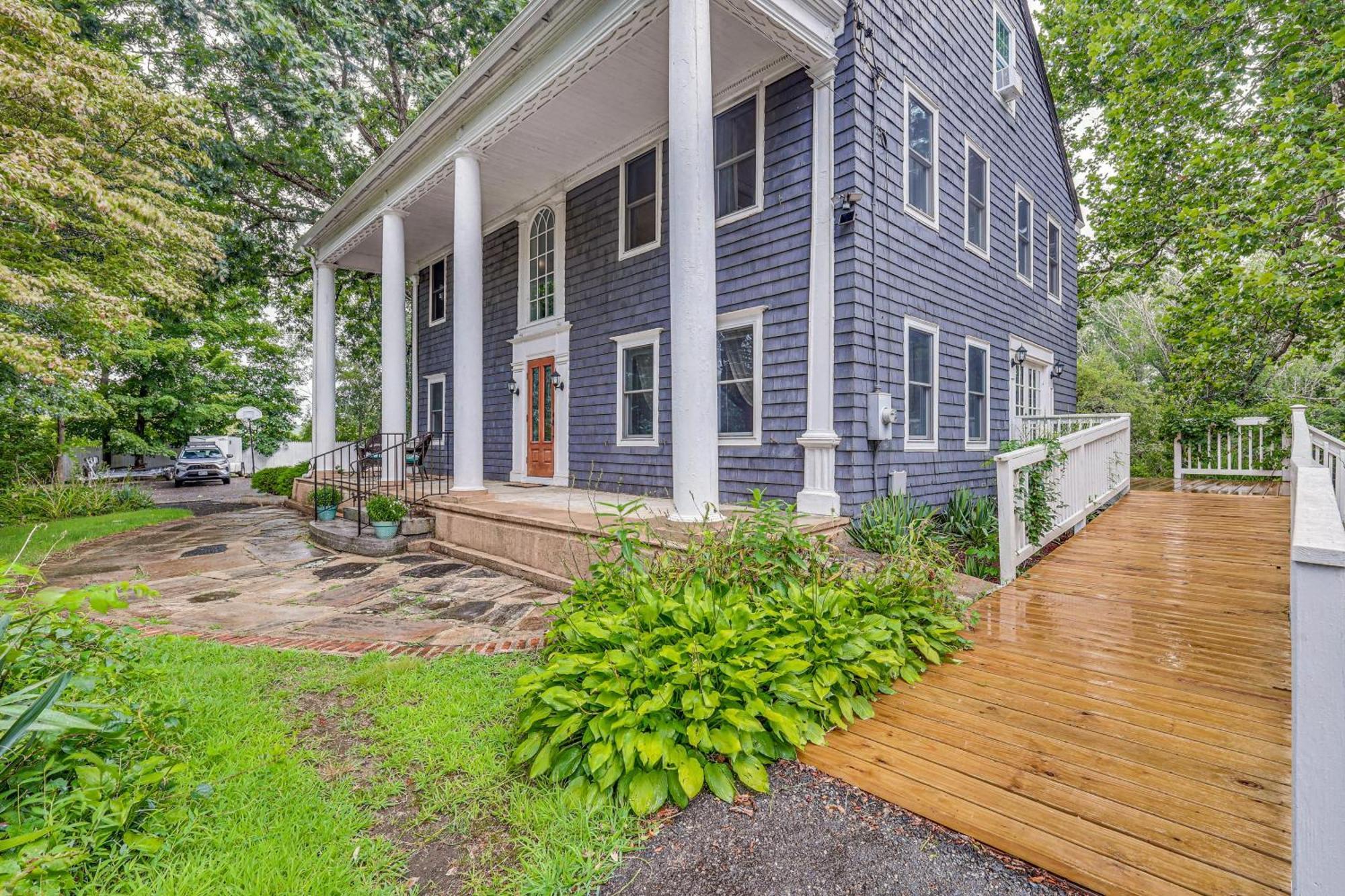 Quintessential New England Home With Patio And Grill! Πάτναμ Εξωτερικό φωτογραφία