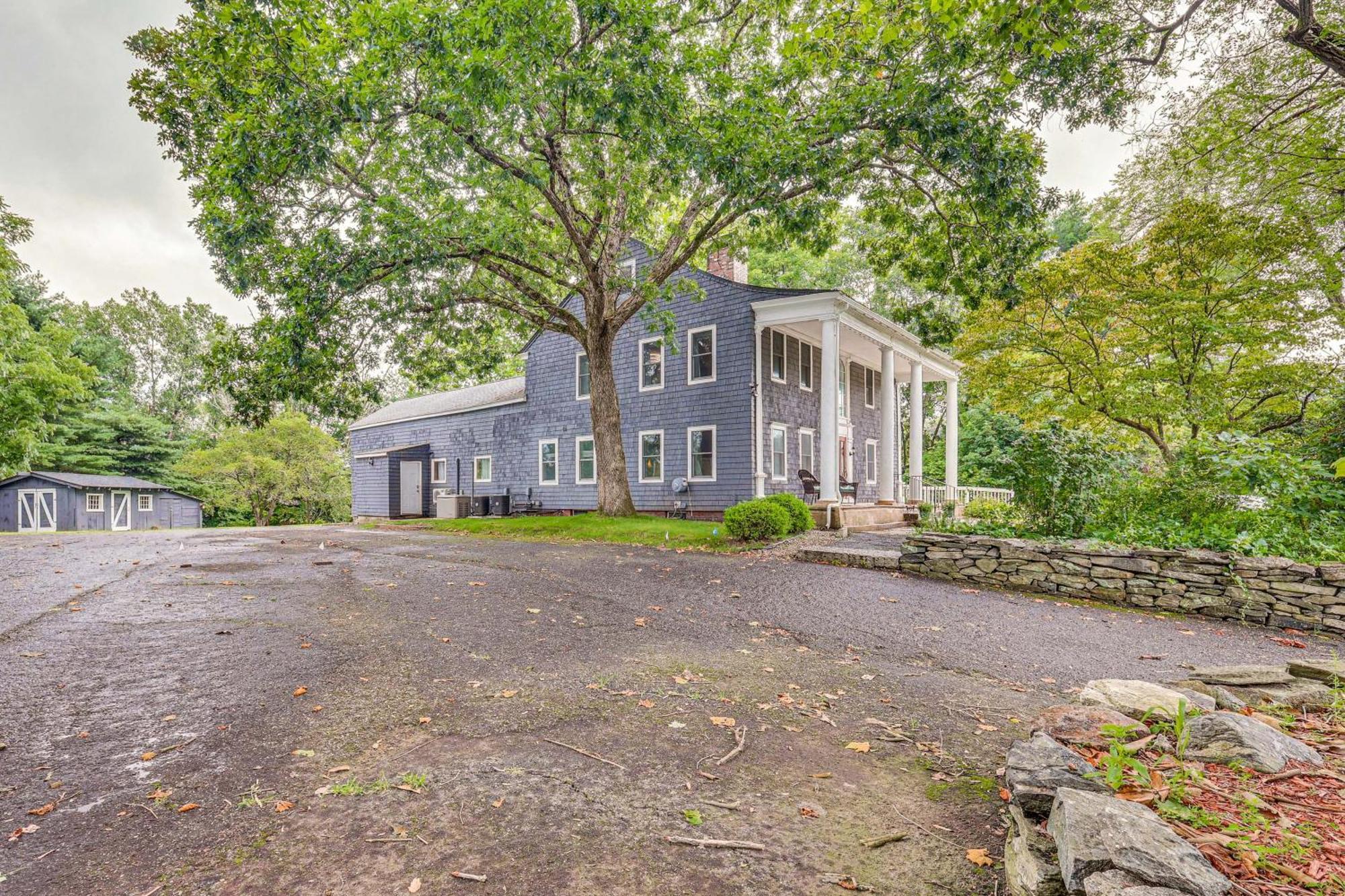 Quintessential New England Home With Patio And Grill! Πάτναμ Εξωτερικό φωτογραφία
