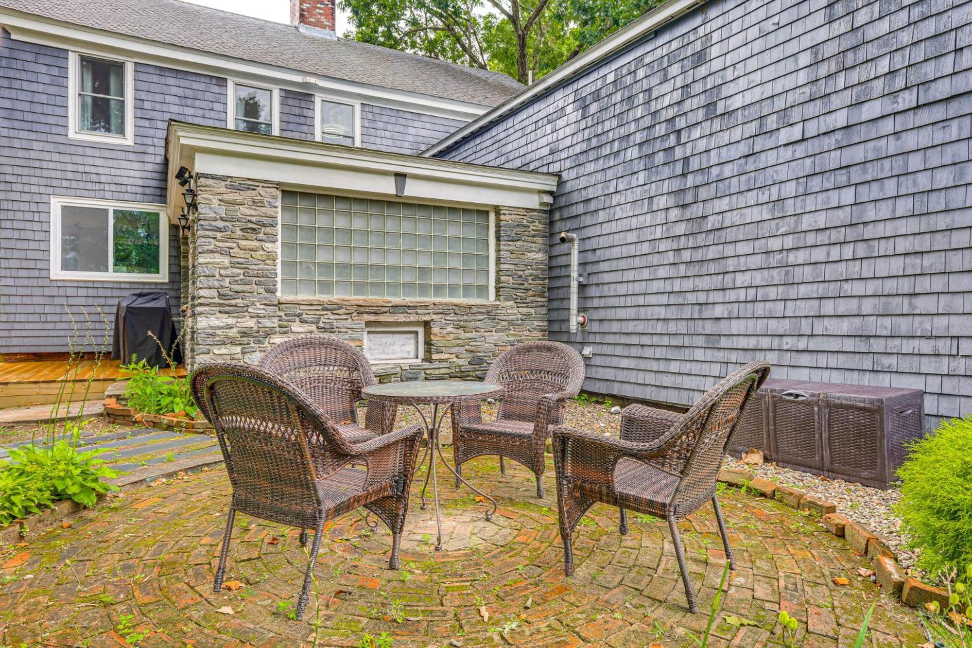 Quintessential New England Home With Patio And Grill! Πάτναμ Εξωτερικό φωτογραφία