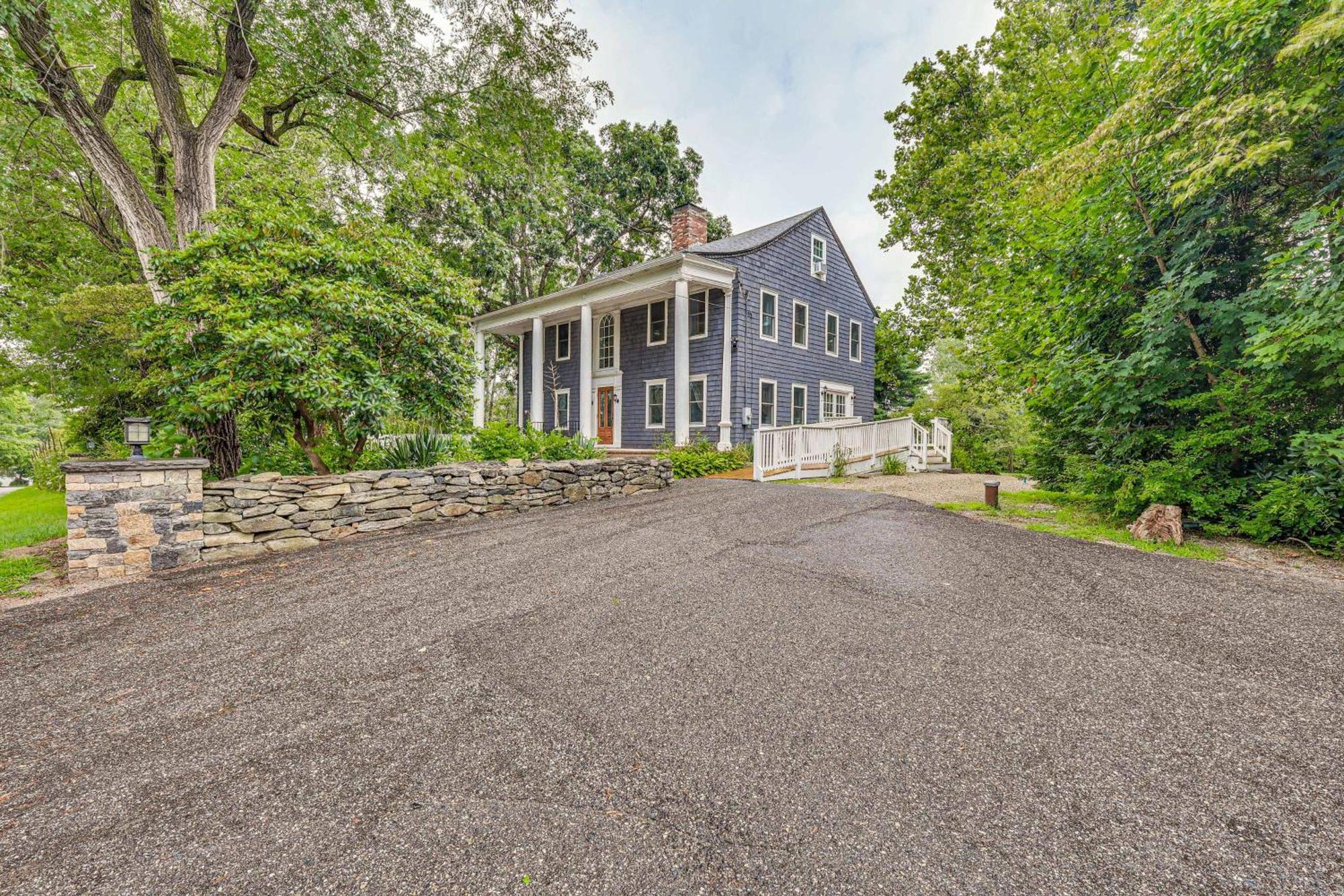 Quintessential New England Home With Patio And Grill! Πάτναμ Εξωτερικό φωτογραφία