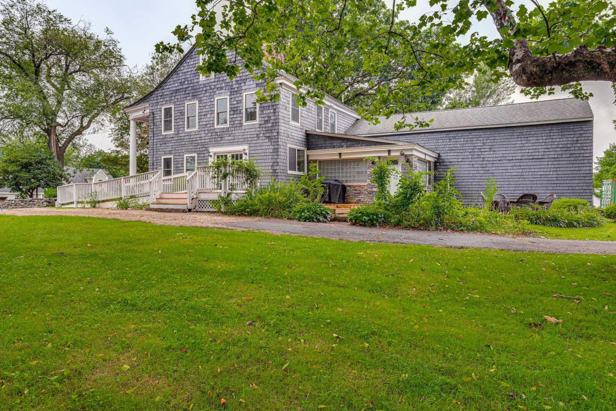 Quintessential New England Home With Patio And Grill! Πάτναμ Εξωτερικό φωτογραφία